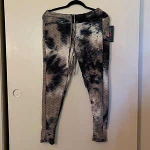 Cell phone pocket leggings
